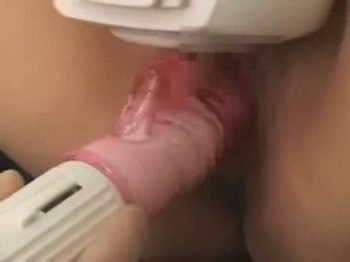 鬼畜産婦人科医が旦那の隣で奥さんに中出しレイプ！素人人妻中出しフェラ3Pのアダルト動画