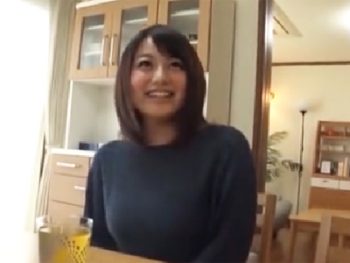 母に隠れてかわいい20代巨乳叔母にセンズリ見せつけた結果ｗ巨乳お姉さん痴女中出し近親相姦のエロ動画
