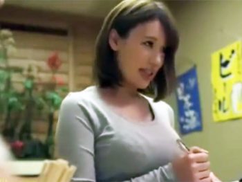 制服のTシャツのサイズ間違えて巨乳がパツンパツンだった看板娘が案の定犯されるｗ巨乳美少女お姉さんレイプのアダルト動画