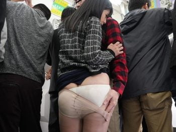 この女挑発してるな！満員電車でタイトスカート履いたOLに発情ぶっかけ！巨乳お姉さん痴女OLレイプ痴漢のアダルト動画