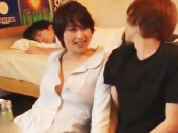 思春期の息子の友達にたっぷり中出しされちゃう豊満ボディの母巨乳人妻中出しのエロ動画