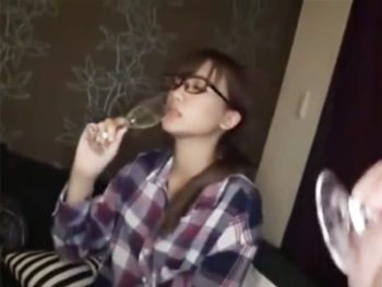 おっとり眼鏡美女とお酒飲んでしっとりSEXでどっぷり中出し素人お姉さん中出しハメ撮りのエロ動画