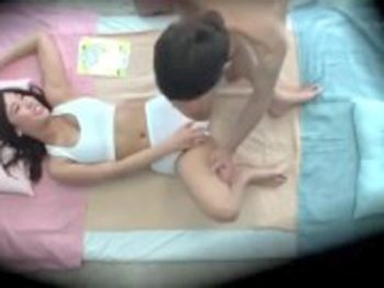 MM号で素股マッサージ体験をした素人男女が興奮しだして生ハメ素人お姉さんマッサージのアダルト動画