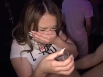 営業中のクラブ内でハメ倒すイケイケギャル巨乳ギャル露出のAV無料動画