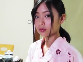 ほっそい体の浴衣美少女がおっさんたちに女体盛りされて犯されまくる素人美少女ハメ撮り乱交のエロ動画