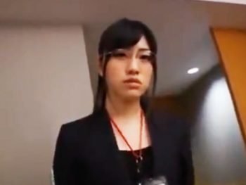 上司を体で慰める痴女メガネOLOLめがね顔射のエロ動画