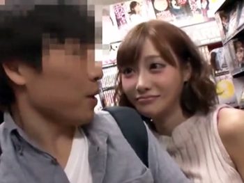 明日花キララがインタビュー中の素人男性の後ろから現れてドッキリパコ巨乳お姉さん明日花キララ...