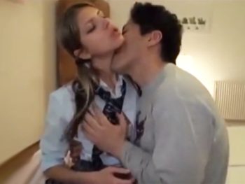 JK制服姿の外人娘がパイパンマンコをガン突き→中出しされてマジイキ女子校生美少女パイパン中出しのポルノ動画