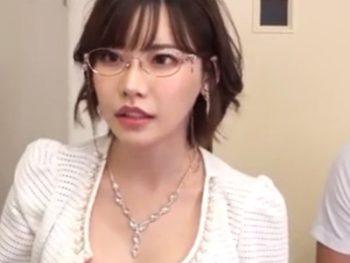 プライドの高い金持ち奥様が息子の友達のエロガキに口淫強要される屈辱人妻めがねフェラのアダルト動画