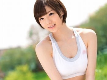 スポコス似合い過ぎな健康的美少女！競泳水着・テニスと着替えながら汗だくSEX巨乳コスプレ水着鈴村あいりのアダルト動画