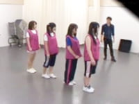 ダンスレッスン中のロリアイドルの無毛マンコにプロデューサーが中出し調教！巨乳美少女パイパン中出しのエロ動画