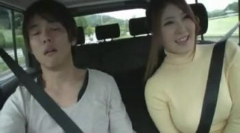 色白なデカパイ彼女と車デート→我慢できずに車内で生ハメ開始ｗ巨乳お姉さんギャルフェラぶっかけ露出の無料アダルト動画