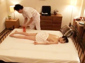 自宅にマッサージ師を呼び込み性交を楽しむビッチな人妻にたっぷり中出し巨乳人妻中出しマッサージのアダルト動画