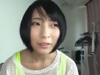 童顔系の顔立ちの美少女がチンポをフェラ→ザーメンごっくん美少女フェラの無料エロ動画