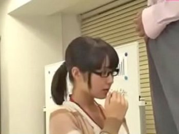 会社で勃起チンポを差し出されて戸惑いながらもSEXしちゃうメガネOL美少女OLめがね有本紗世のエロ動画