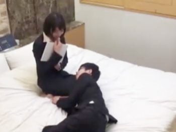 終電逃した人妻OLと後輩社員をホテルに残してモニタリング盗撮巨乳素人人妻盗撮のエロ動画