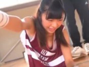 バスケで鍛えたデカパイ女子が青春を思い出すコートFUCK巨乳美少女桐谷まつりのエッチな動画