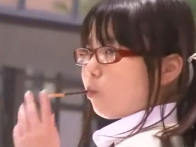 お菓子が大好きなJK娘が痴漢のおっさんにチンポぶち込まれて屈辱アクメ女子校生めがねレイプ痴漢のアダルトエロ動画