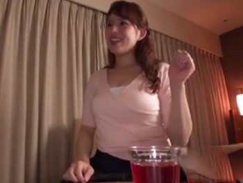 旦那に不満な巨乳妻がナンパ師巨根に久方ぶりの満足セックスｗ巨乳素人人妻ハメ撮りの無料エロ動画