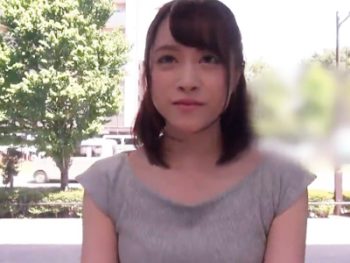 高学歴な清楚JDを深く挿さる寝バックでポルチオ刺激→中イキ仰け反り絶頂させる素人美少女ナンパのエロ動画