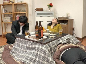 コタツの中でひっそりと寝取られる人妻巨乳人妻のアダルトエロ動画