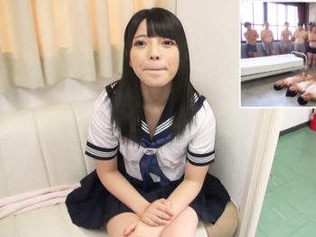 JK制服姿の上原亜衣ちゃんが待ち受ける大量チンポからザーメン搾取！巨乳素人美少女痴女コスプレ中出しハメ撮り乱交上原亜衣のエロ動画