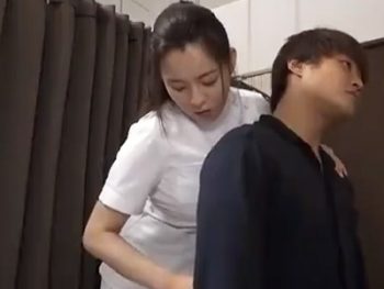 巨乳の整体師が戸惑っていたのに男根に跨り腰振りｗ巨乳お姉さんマッサージのエロ動画