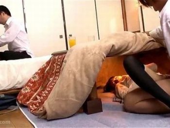 友達の彼女を寝取ってヤル！コタツの中で愛撫し続け欲しくなったアソコにズブっと挿入女子校生お姉さん痴女のアダルト動画