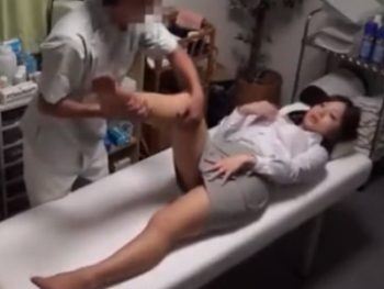 中出しレイプマッサージ後の手マンに潮吹きまで晒すお姉さん素人お姉さん中出しレイプ潮吹きマッサージのエロ動画