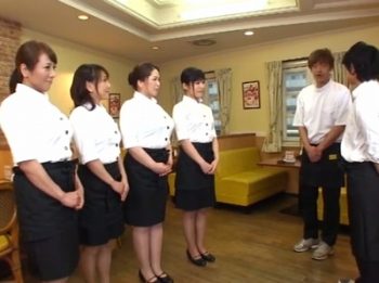 勤め先のパートおばさんが痴女だらけ！若いチンポを狙ったビッチたちと厨房でハメまくりｗ巨乳痴女人妻熟女3Pのアダルト動画