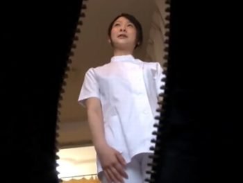 美人マッサ師に自慢のデカチンギンギン丸を見せつけて…無理を承知の裏オプお願い！巨乳素人中出し盗撮マッサージのアダルト動画