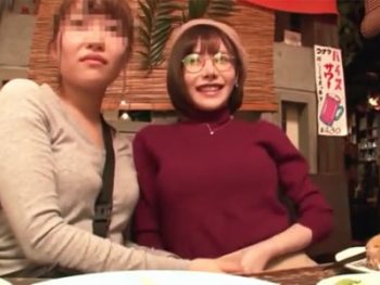 眼鏡の似合うサブカル系女子が居酒屋の中でこっそりフェラチオ抜き美少女痴女めがねフェラ手コキのAVエロ動画