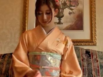 着物が着崩れても気にしない和服美人のフェラ抜き素人痴女フェラのポルノ動画