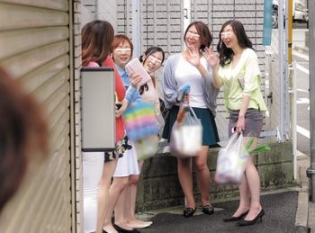 中出しされたくないならママ友呼び出せよ！美人妻たちを数珠連で呼び出させて中出しコンボレイプ！巨乳人妻中出しレイプのアダルト動画