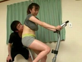 ムッチリママの汗だくボディを嘗め回す変態息子→エスカレートしながら近親相姦にｗ巨乳人妻コス...