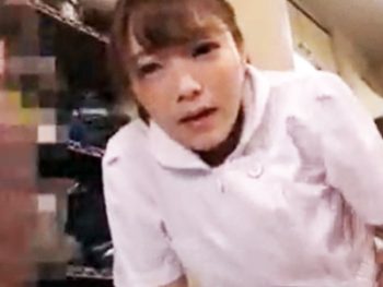 客の勃起チンコを見て失禁したマッサージ師が我慢できずに生ハメｗお姉さん痴女顔射マッサージのエロ動画