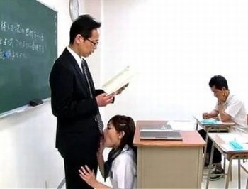 絶対に頭見えてるだろ！教壇の下に隠れて教師チンポに食らいつく痴女JK女子校生痴女コスプレフェラのアダルト動画