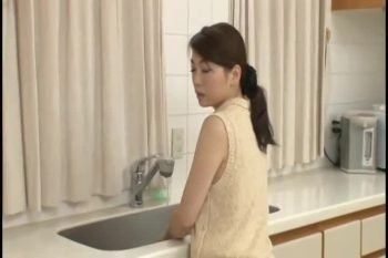旦那とのセックスに不満を持つ人妻が娘のカレシと不倫に目覚める巨乳痴女人妻中出しフェラ藍川なぎさの無料AV動画