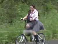 サドルにおもちゃ仕込まれたJKが発情して野外パコ素人女子校生美少女レイプのエロ動画