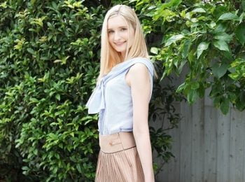 カタコト日本語の金髪天使が日本人チンポで大絶頂巨乳エマ・ローレンスのアダルト動画