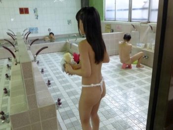 近所でも有名な看板娘が洗浄サービスしてくれる銭湯！我先にとオジサンたちとお風呂ファック女子校生美少女ロリあべみかこのアダルト動画