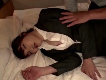 泥酔ヘベレケOLの股間を愛撫→勝手にトロマンになっちゃう汁だく美女のパンスト破って大量種付け！巨乳お姉さんOLパンスト中出しハメ撮りのアダルト動画