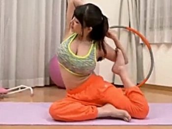 誰が見ても揉みたくなる爆乳お姉さんとの汗だくヨガレッスンｗ巨乳コスプレ水着マッサージのアダルト動画