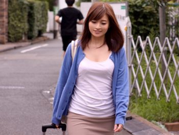 初恋相手である母の美人な後輩に10年ぶりに再会→若肉棒で欲求を晴らす人妻巨乳お姉さん人妻新山沙弥のアダルト動画