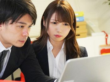 終電を逃がし可愛い部下の家に泊まる流れに！部屋着に興奮して一晩中ヤりまくる絶倫ファック美少女OL中出しフェラのアダルト動画