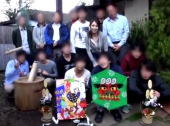 母は強い！息子・夫・義父の性処理まで女手1つで全てをこなす名器ママ巨乳人妻近親相姦乱交のアダルト動画