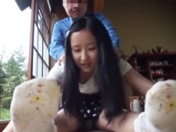 一人で遊んでいた少女を拉致！自宅に連れ帰り中出しレイプする鬼畜オヤジ美少女中出しハメ撮りレイプのアダルトSEX動画