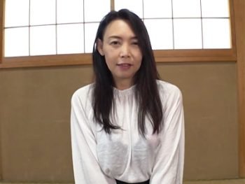 清楚な雰囲気の熟女妻がお久しぶりの生チンポに歓喜の本気アクメ素人人妻熟女中出しのアダルト動画