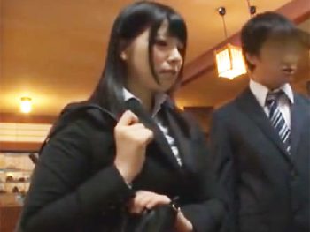 予約間違いで美少女同僚と同じ部屋に！やることはいつも一つ！！美少女痴女OL中出し上原亜衣の...