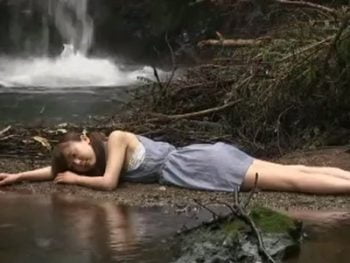 田舎の山で遊んでいた女子が変態男に襲われて野外レイプ美少女顔射レイプのアダルト動画